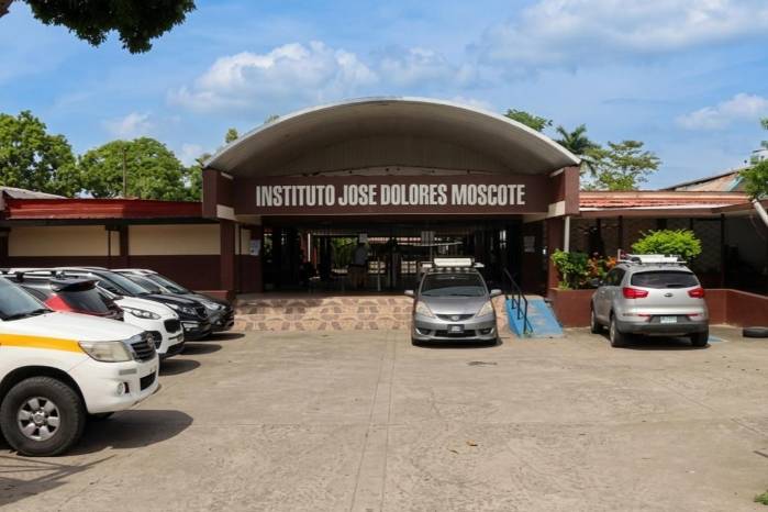 El Instituto José Dolores Moscote, ubicado en el corregimiento de Parque Lefevre, distrito de Panamá, alberga una población estudiantil de aproximadamente 3,300 alumnos.