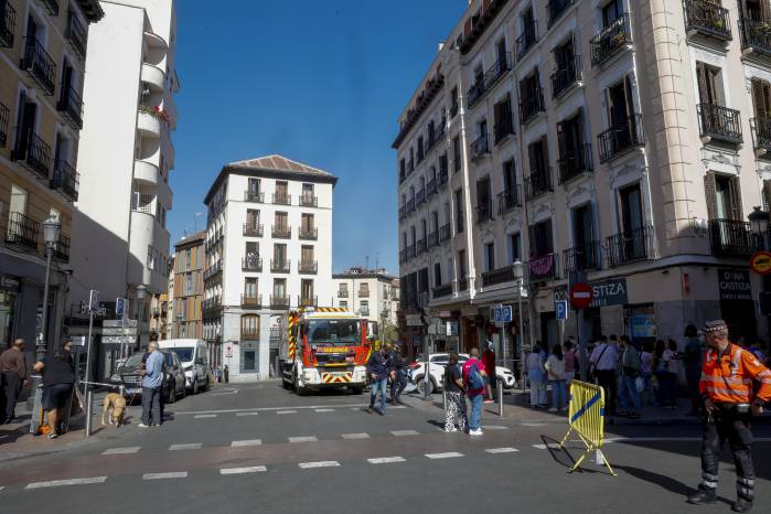 Los guías caninos de la Policía Nacional y drones de la Policía Municipal trabajan para encontrar posibles personas atrapadas por el derrumbe del forjado de un edificio en la calle Hileras de Madrid, en el que, de momento, hay un herido grave y dos de carácter leve, han informado a EFE fuentes policiales.