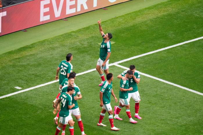 Raúl Jiménez de México celebrando su gol ante Sudáfrica.