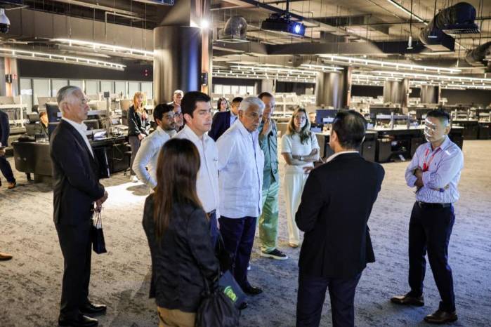 La delegación panameña fue recibida por Ong Kim Pong, director general del grupo PSA International; Seow Hwee, director general de Ecosistema Portuario y Terminales de Tuas; y William Goh, vicepresidente de Excelencia en el Servicio