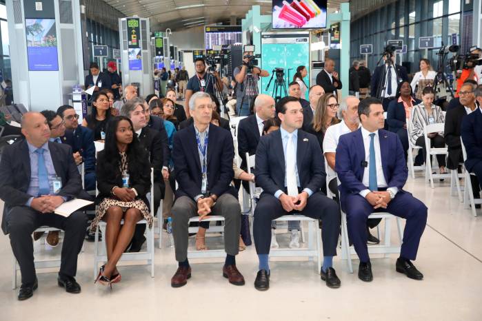 Entre los asistentes estuvieron Pedro Heilbron, presidente ejecutivo de Copa Airlines (c).