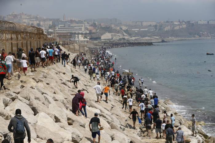 Miles de jóvenes marroquíes llegaron este jueves a la frontera entre Castillejos (Marruecos) y Ceuta para tratar de cruzar la valla que separa las dos ciudades.