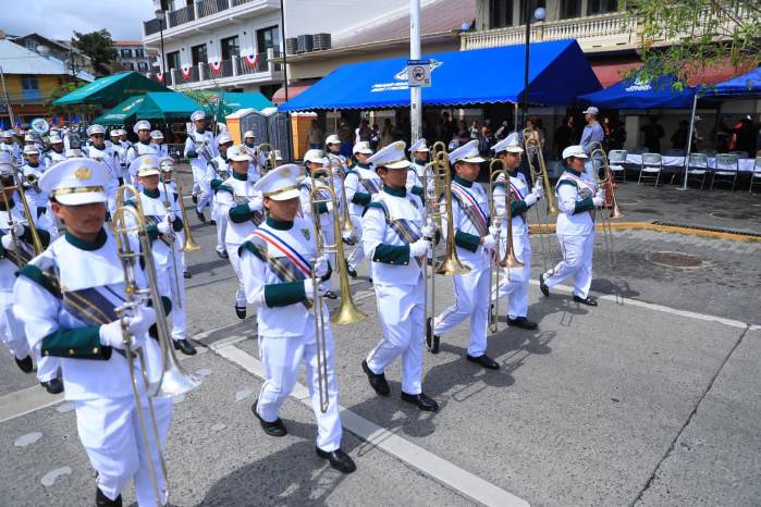 Ministra Molinar destaca entusiasmo y talento de los estudiantes en los desfiles patrios