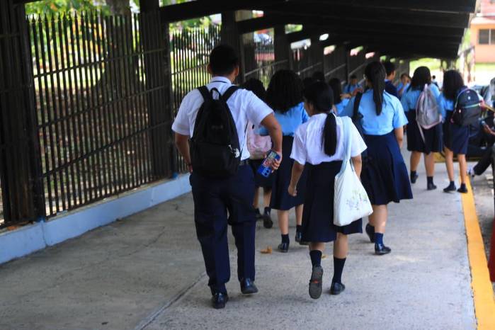 Más de 10 mil estudiantes quedaron fuera del sistema educativo el año pasado, mientras el Meduca apuesta por transformar la educación nocturna y ampliar opciones para recuperar a los jóvenes.