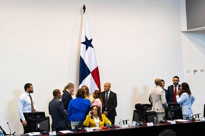 Thomas habilitó a su suplente, Edilberto Guerrero, quien votó a favor de las candidatas respaldadas por el oficialismo, Lilia Batista y Gertrudis Rodríguez.