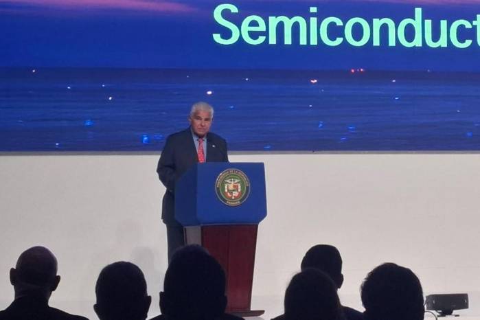 Respecto al desarrollo de la industria de semiconductores, indicó que la administración ha destinado 105 millones de dólares para ejecutar la estrategia nacional en este ámbito.