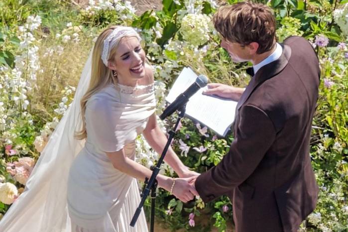 La relación entre Emma Roberts y Cody John se hizo pública en agosto de 2022, cuando el actor compartió una fotografía de ambos en Instagram