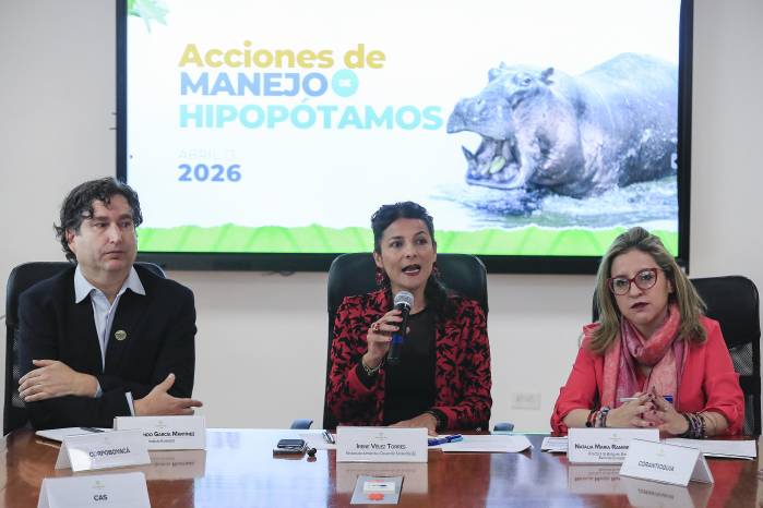 La ministra de Ambiente y Desarrollo Sostenible de Colombia, Irene Vélez (c), habla junto al director encargado del Instituto Humboldt, Hernando García (i) y la directora de Bosques, Biodiversidad y Servicios Ecosistémicos, Natalia Ramírez (d), en una rueda de prensa este lunes, en Bogotá (Colombia).