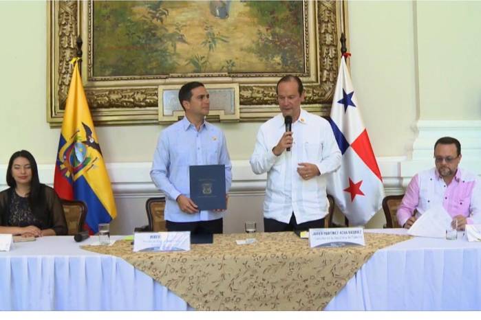 El ministro de Comercio e Industrias de Panamá, Julio Moltó, y la ministra de Desarrollo Económico y Productivo de Ecuador, Sahira Moya, firmaron el acuerdo.