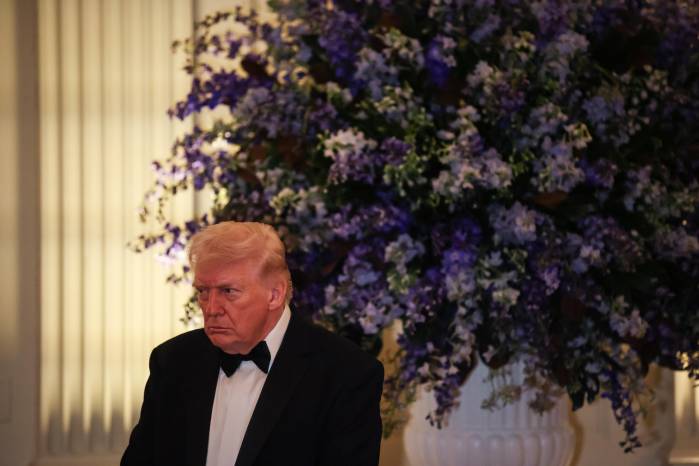 Washington, DC (United States), 22/02/2026.- US President Donald Trump lowers his head in prayer during the Governors Dinner in the East Room of the White House in Washington, DC, USA, 21 February 2026. EFE/EPA/Samuel Corum / POOL