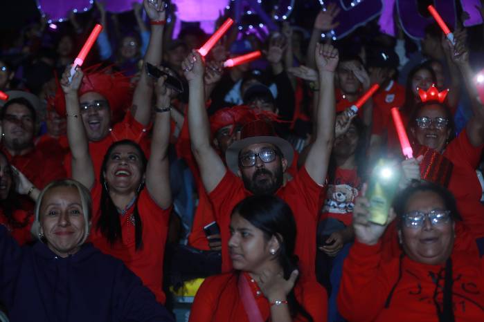 El escenario estuvo abarrotado de público.