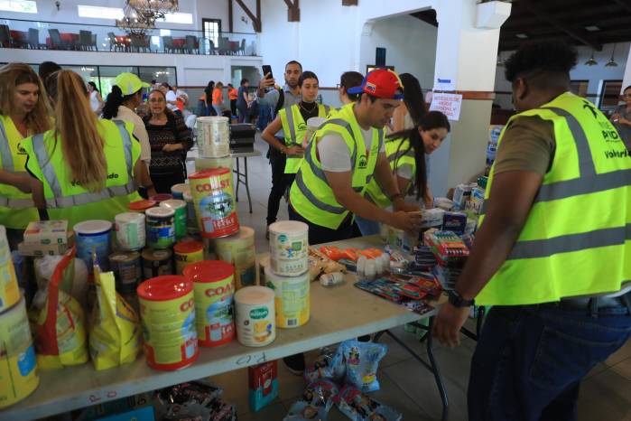 Las donaciones estaban basada en alimentos secos, para bebés y aseo personal.