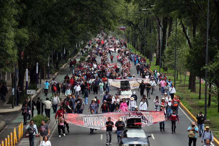 Cientos de docentes mexicanos dieron un nuevo paso en las protestas que mantienen desde hace días al organizar una marcha que tiene el objetivo de llegar al Estadio Ciudad de México (antes conocido como el Azteca), sede de la jornada inaugural del Mundial de fútbol 2026.