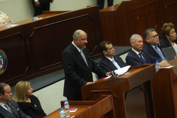 Uno de los puntos centrales de su discurso fue el llamado directo al ministro de Economía y Finanzas, Felipe Chapman.