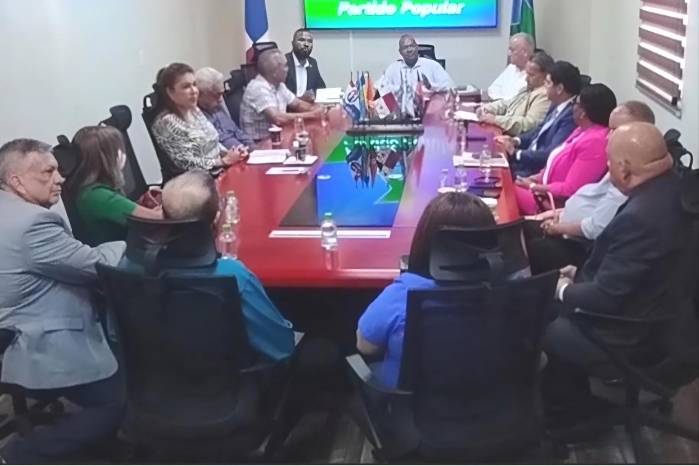 Miembros y dirigencia del Partido Popular, PRD, Molirena, CD, Panameñista, Alianza y Realizando Metas durante la reunión.