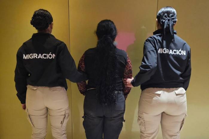 De acuerdo con el SNM, la alerta se generó de manera inmediata cuando la mujer fue registrada en las plataformas de seguridad e inteligencia migratoria.