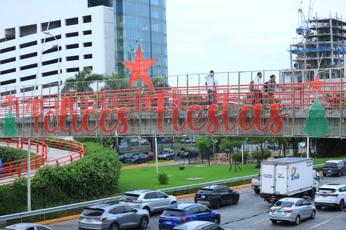 Alumbrado navideño en la Cinta Costera.
