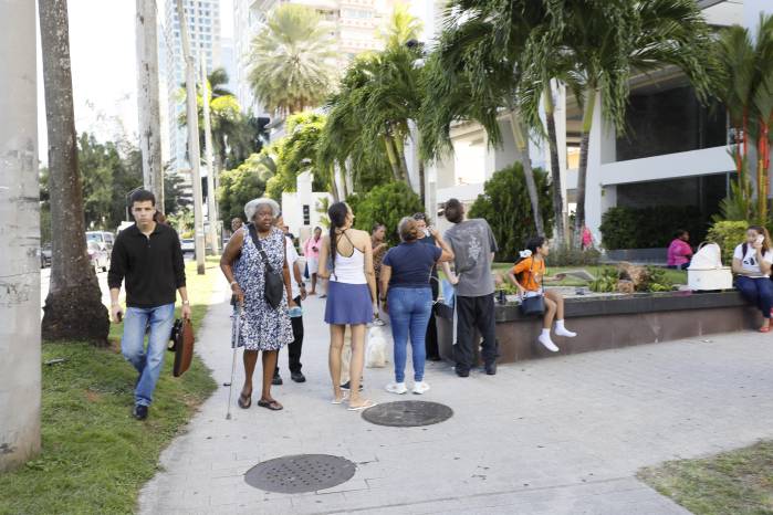 Personas permanecen afuera de sus edificios.