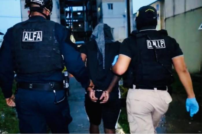 La investigación vincula presuntamente a este grupo con la comisión de diversos delitos, entre ellos homicidios y tráfico de drogas.