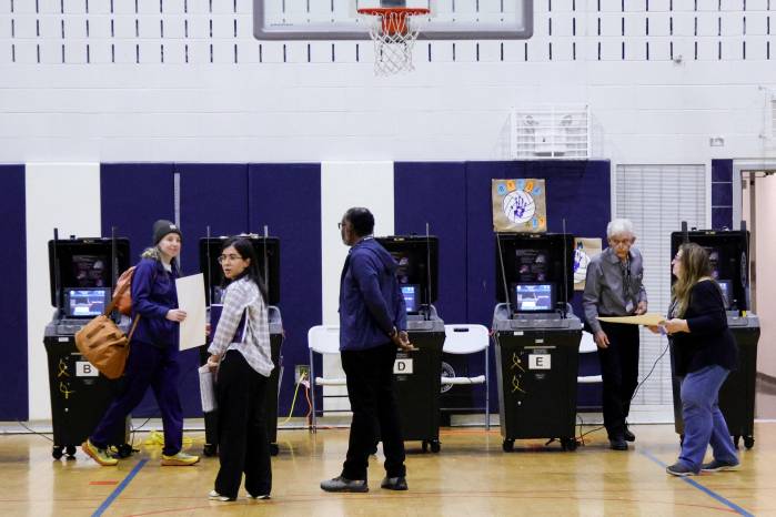 El 4 de noviembre de 2025, los neoyorquinos votaron en un centro de votación ubicado en la Escuela de Artes Frank Sinatra, en el distrito de Queens, Nueva York.