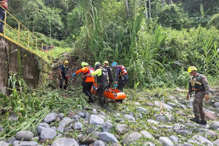 De acuerdo con los primeros informes, un ciudadano que se encontraba cerca del lugar logró sacar a la menor del agua tras percatarse de la emergencia