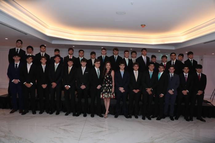 La presidenta de la asociación, Cecilia Díaz de Fábrega, con otro grupo de los varones que acompaña a las debutantes.