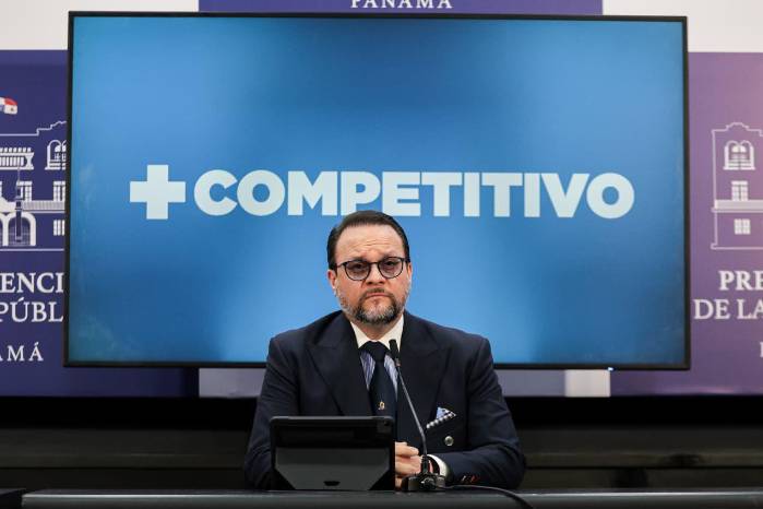 Julio Moltó, ministro de Comercio e Industrias.