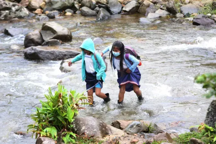Esta semana, arrecieron las críticas por la falta de recursos para los estudiantes de las zonas comarcales.