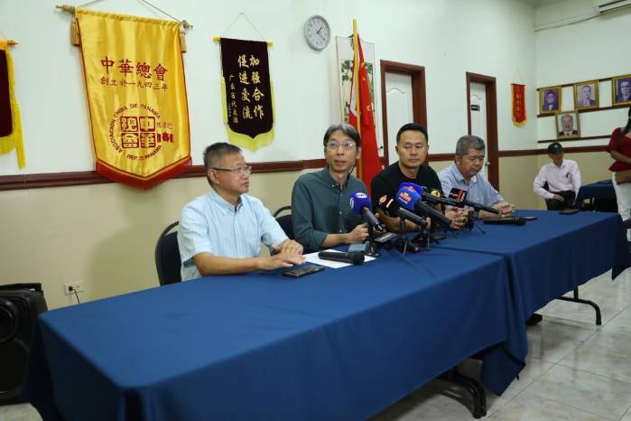 Voceros de la comunidad china en conferencia de prensa, este domingo.