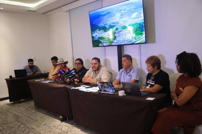 Los activistas del Movimiento Panamá Vale Más Sin Minería y organizaciones aliadas durante la conferencia de prensa hoy, 7 de octubre de 2026.