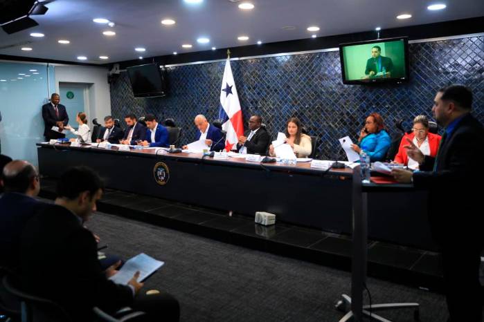 Diputados de distintas bancadas confrontan posiciones durante la sesión.