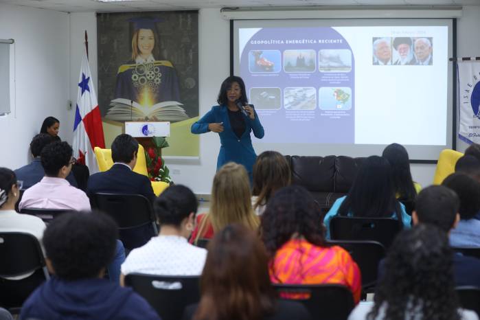 Rosilena Lindo Riggs, asesora Global en Energía y Clima para gobiernos, organizaciones internacionales y sector privado y exsecretaria de Energía en Panamá.