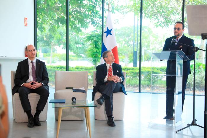 De izquierda a derecha, los ministros Felipe Chapman, de Economía y Finanzas; Juan Carlos Navarro, de Ambiente; y Julio Moltó, de Comercio e Industrias, en el podio.