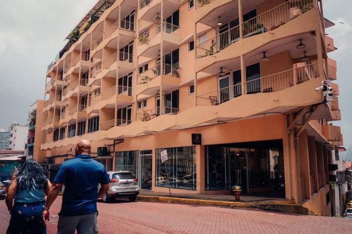 La rehabilitación de edificios existentes en el Casco Viejo y Santa Ana, forma parte de estrategias que combinan turismo con conservación urbana.