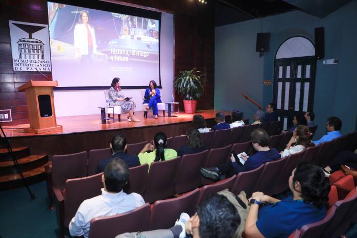 El público tuvo la oportunidad de participar en el conversatorio.