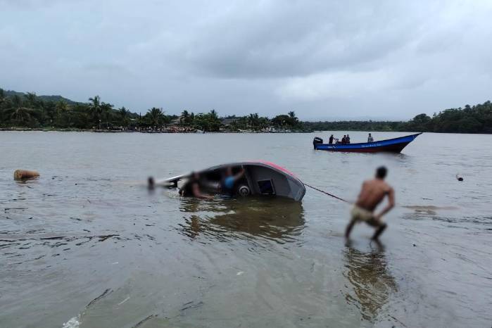 Las condiciones adversas en el mar provocaron el naufragio en la costa de Colón, donde las labores de asistencia terminaron con el hallazgo de dos personas fallecidas.