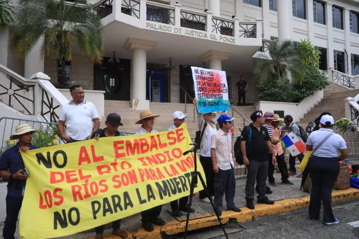 Residentes de la cuenca de Río Indio protestan con pancartas frente a la Corte Suprema de Justicia en rechazo al proyecto de embalse y a la clausura de cementerios locales