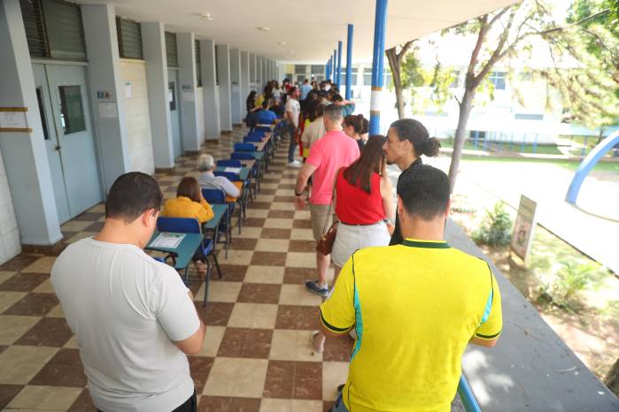 A diferencia de otros países, el sistema electoral brasileño se caracteriza por el uso de urnas electrónicas, lo que agiliza el proceso y elimina la necesidad de papeletas físicas.