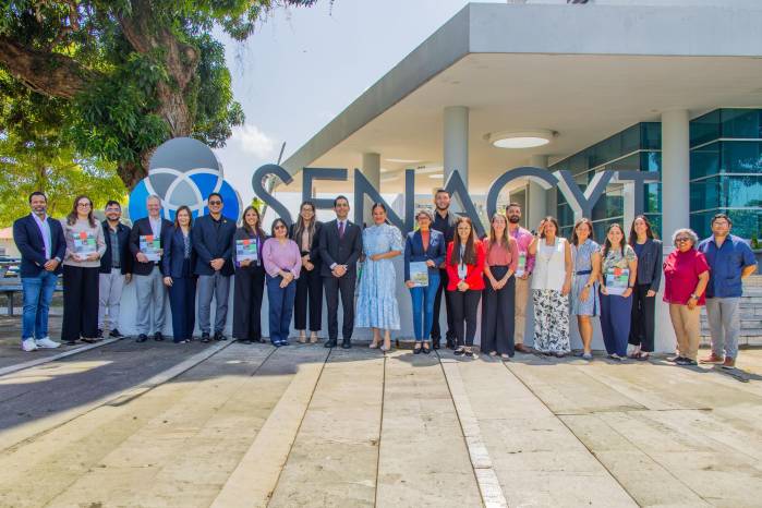Investigadores autores de los Policy Brief, autoridades de instituciones y de la Senacyt.