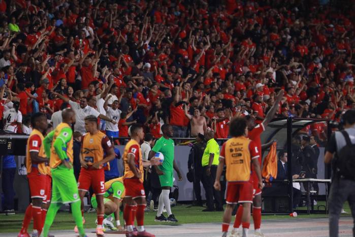 Fanáticos celebrando el gol de Ismael Díaz sobre Surinam.