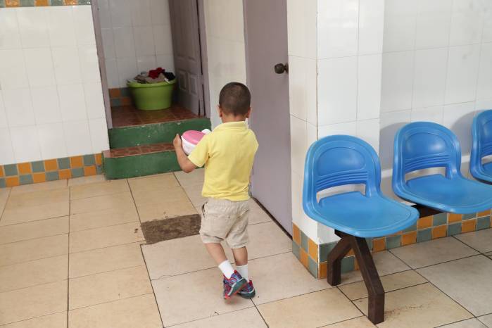 Un niño juega en la sala de la Casa Hogar Divino Niño.