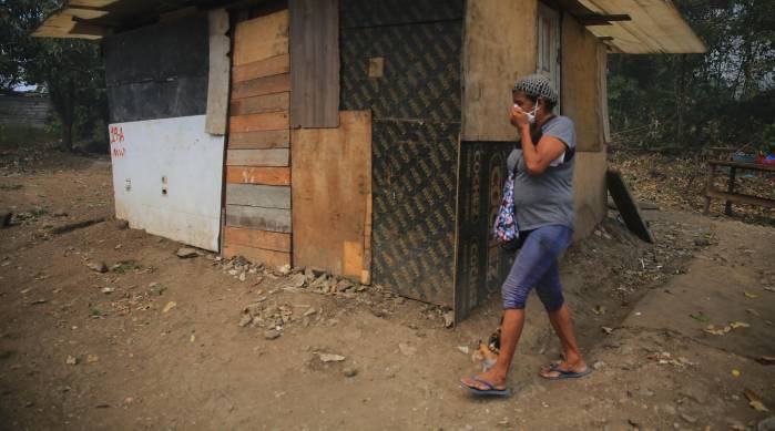 Algunos residentes se mantienen fuera del lugar.