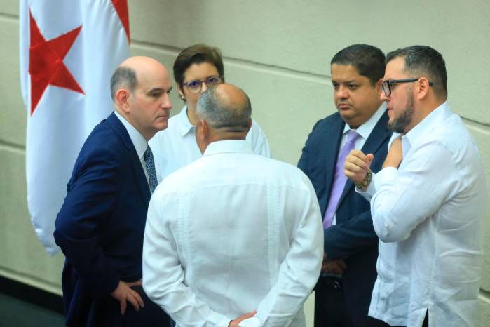 El Ministro de Economía y Finanzas conversa con los diputados en la Asamblea Nacional.