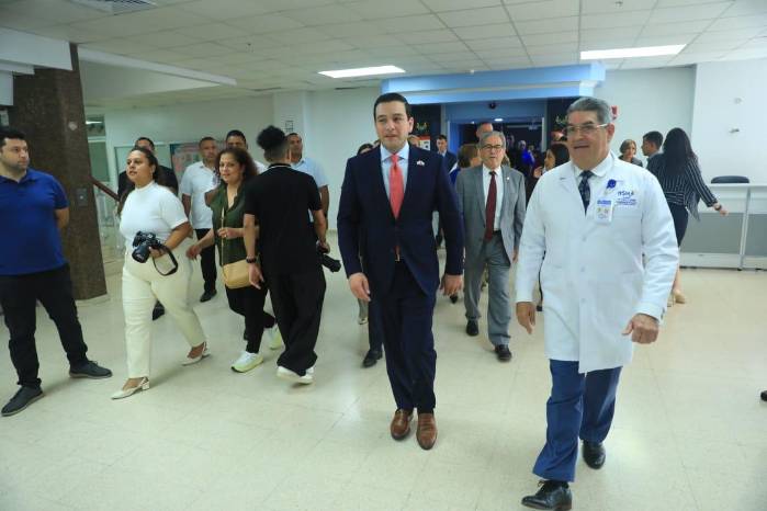 El embajador de Estados Unidos Kevin Marino Cabrera y el ministro de Salud Fernando Boyd Galindo.