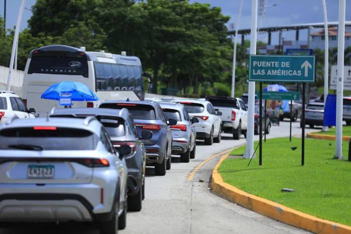 Autos se dirigen hacia el Puente de las Américas.