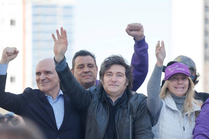 El presidente de Argentina, Javier Milei (c), saluda durante un acto de campaña electoral este miércoles, en Lomas de Zamora.