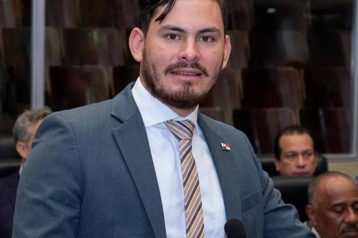 ‘Lamento profundamente la decisión de la diputada Thomas de huir del proceso ético de Vamos’, dijo Vásquez.
