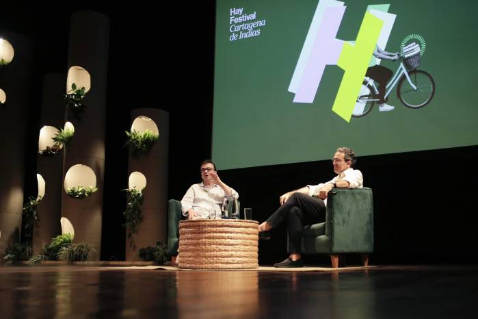 El escritor español Javier Cercas (i) habla junto al escritor colombiano Juan Gabriel Vásquez.