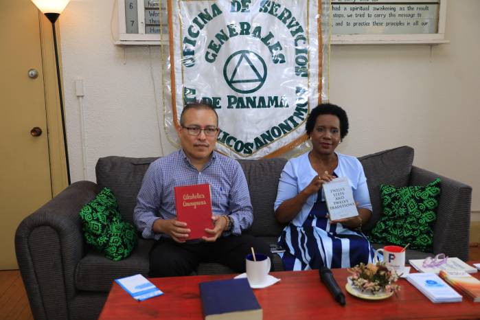 La enfermera Carmen Rudas y el doctor Aris Ramos son los actuales custodios de AA Panamá.