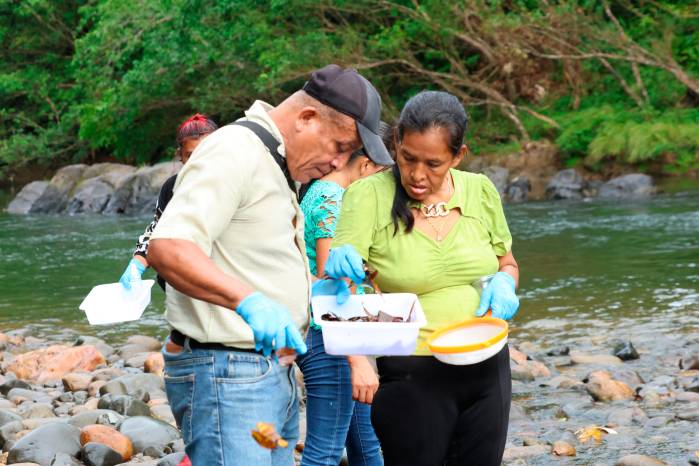 Comunidades cercanas a la mina lanzan programa para monitorear sus ríos